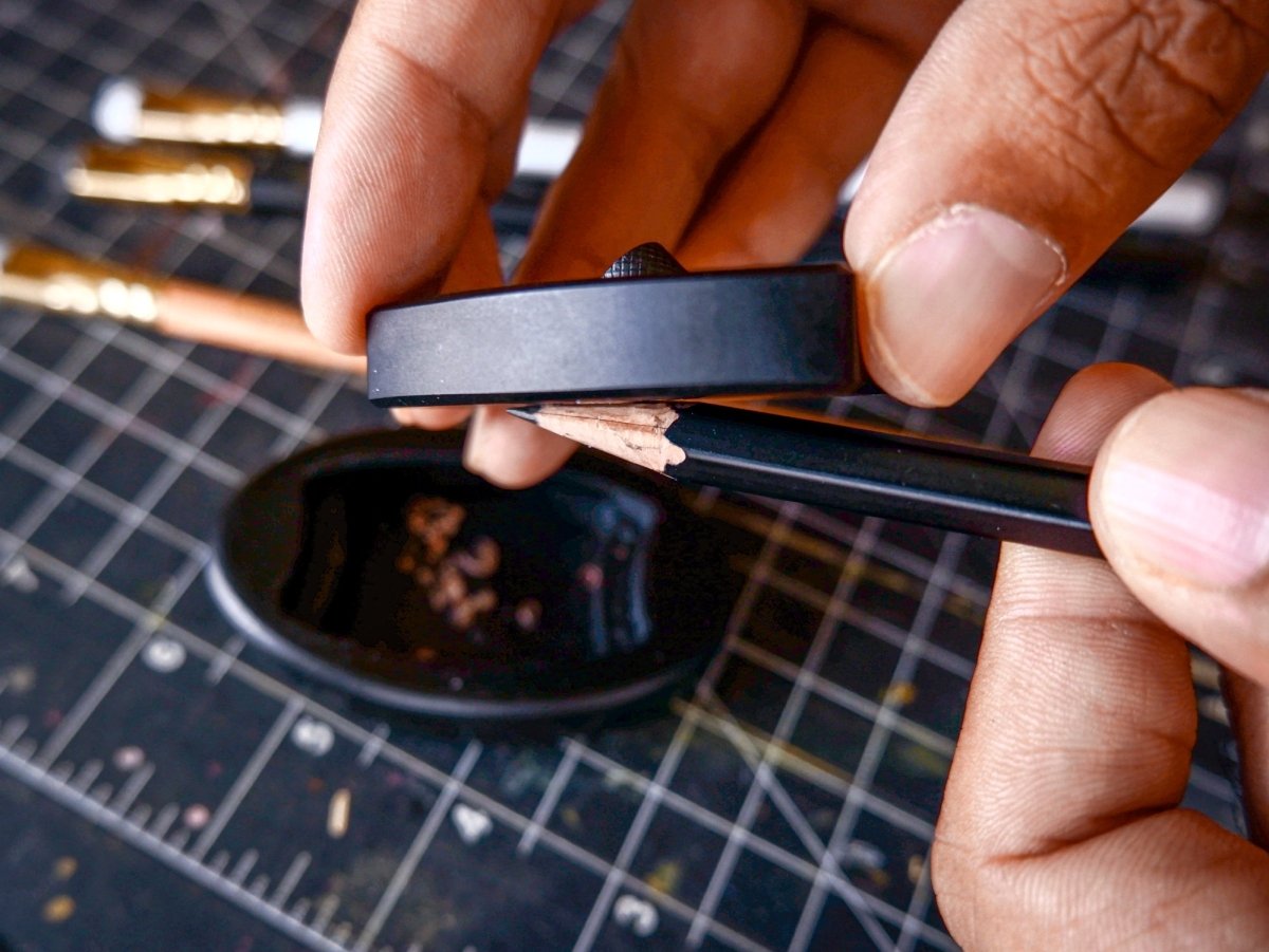 A person holding a Blackwing Høvel. A person holding a Blackwing Høvel.