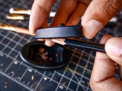 A person holding a Blackwing Høvel. A person holding a Blackwing Høvel.